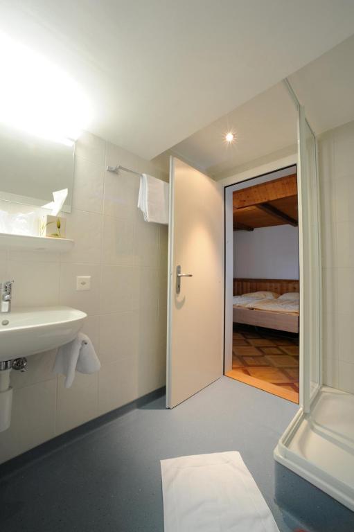 Auberge Du Prevoux Ле-Локль Номер фото